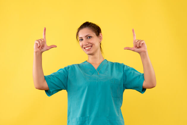 人物前视图黄色背景上穿着医用衬衫的女医生护士成人黄色