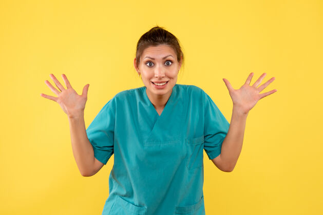 病毒前视图黄色背景上穿着医用衬衫的女医生护士女医生医疗