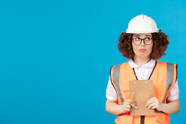 承包商前视图蓝色墙上穿着制服的女建筑工人人工作女性