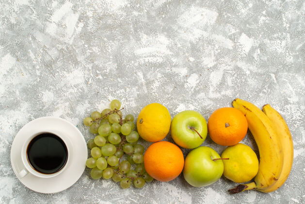 背景顶视图新鲜水果组成苹果葡萄和香蕉白色背景新鲜醇厚水果成熟颜色维生素苹果观点醇香