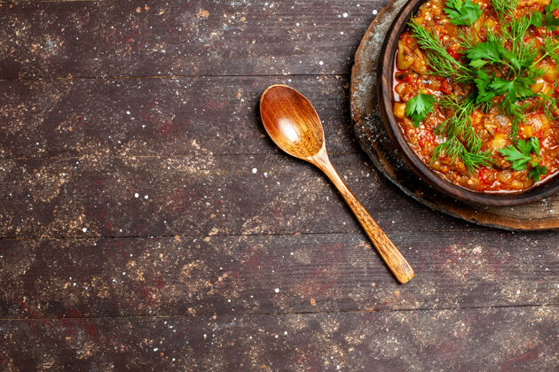 叉子俯视图美味的熟食包括切片蔬菜和绿色的棕色桌上餐酱汤食物烹饪晚餐木勺