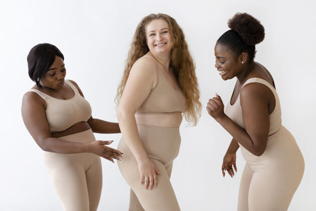社会运动三个自信的女人穿着塑身衣摆姿势自信授权女性授权