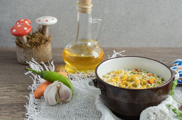 豌豆一碗面条 一瓶油和蔬菜放在木桌上胡萝卜蔬菜胡椒