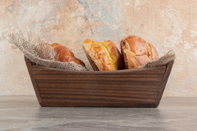 自制在大理石背景上放着各种美味糕点的木盒盒子好吃面包房