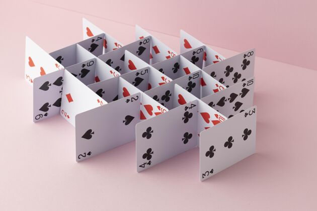 赌博粉红色背景的卡片结构幸运财富纸牌游戏
