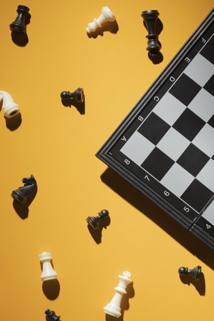 棋子黄色背景上的棋子和棋盘主教棋盘策略
