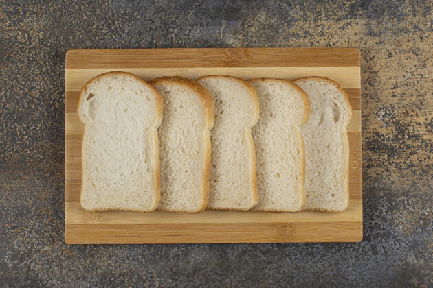 面包把自制面包片放在木板上面包皮面包房切片