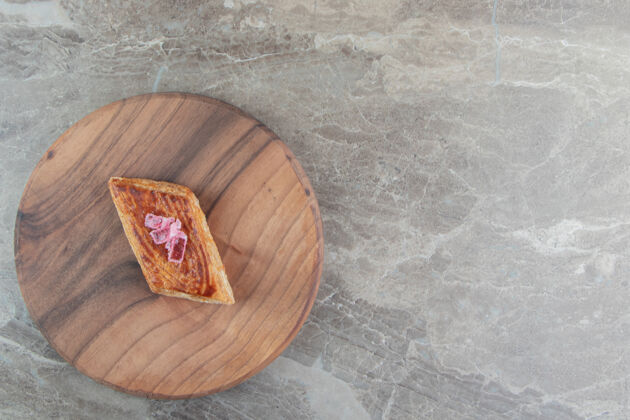 填充自制美味的木板糕点美味烹饪自制