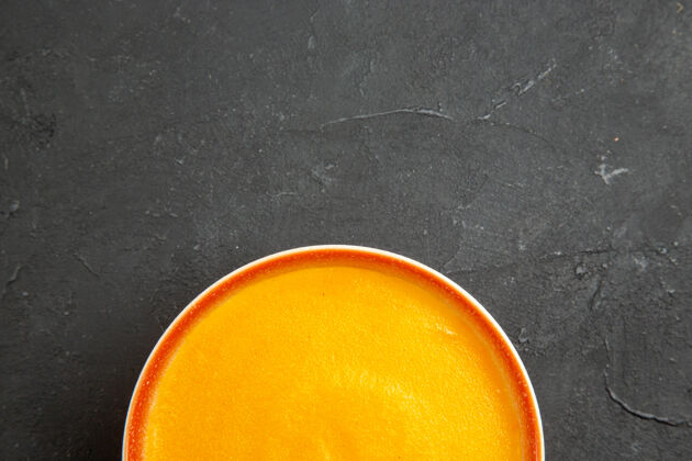 美味碗里美味南瓜汤的俯视图食谱调味料颜色