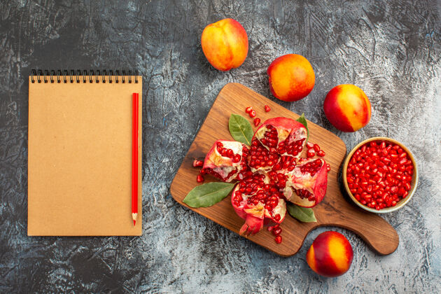 农产品深色地板上的蜜桃石榴片俯视图一餐番茄颜色