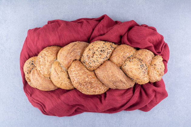 面包在大理石表面的布上涂上斯特拉西亚面包芝麻面包衣服