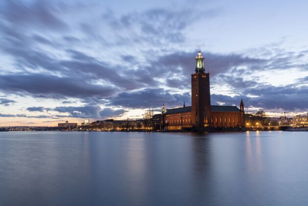 城市景观黄昏时分拍摄的斯德哥尔摩市政厅大楼的壮丽景色欧洲房子首都