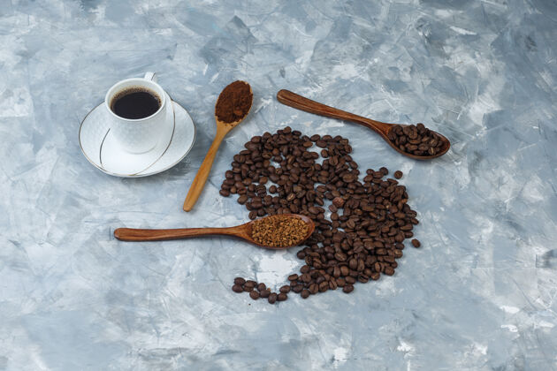 早晨顶视图咖啡豆 一杯速溶咖啡 咖啡粉 咖啡豆在浅蓝色大理石背景上的木制勺子水平女性水平食物