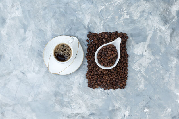 摩卡咖啡一套咖啡和咖啡豆在一个蓝色大理石背景上的白色瓷壶里顶视图休息时髦香味