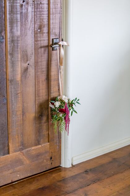 丝带垂直拍摄门把手上挂着的花朵装饰处理优雅奢华