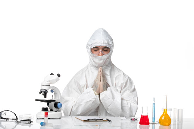 药品正面图：男医生 穿着防护服 戴着面具 在空白处微笑祈祷口罩病毒祈祷