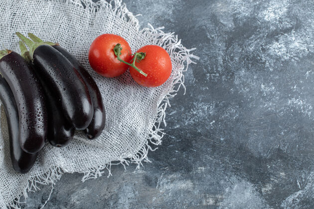 膳食有机蔬菜紫色茄子配灰色背景的番茄午餐食物食谱