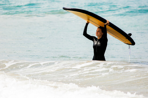 海洋美丽的景色美丽的女孩站在海边冲浪板海洋站冲浪