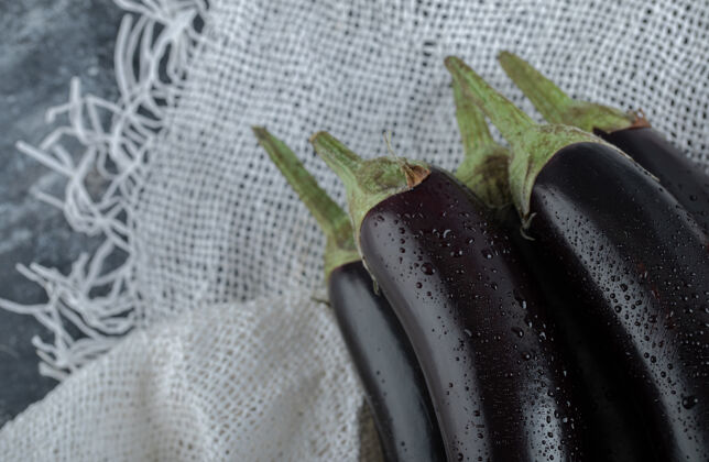 食物新鲜生茄子的宏观照片烹饪成熟油