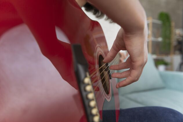 在家特写手弹吉他生活方式放松吉他