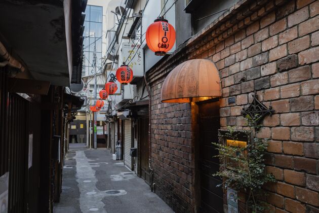 日本有灯笼的狭窄日本街城市建筑白天