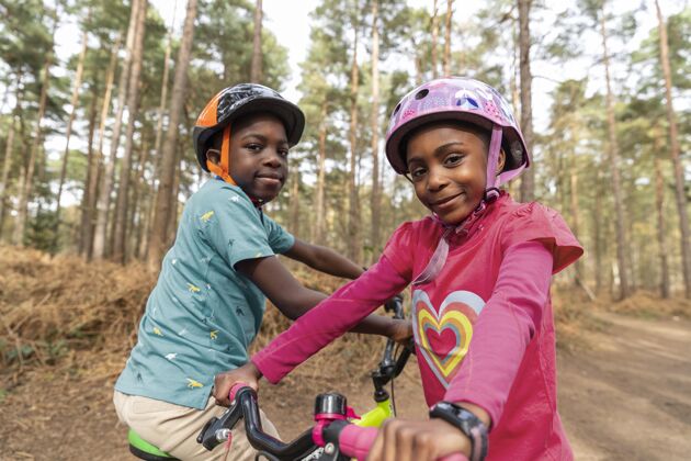 旅游者孩子们在他们的自行车上摆姿势旅行者冒险旅游