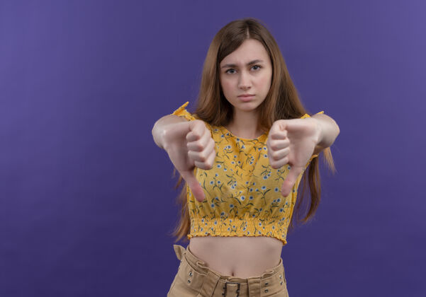 拇指未被释放的年轻女孩显示拇指在孤立的紫色墙壁与复制空间年轻显示女孩