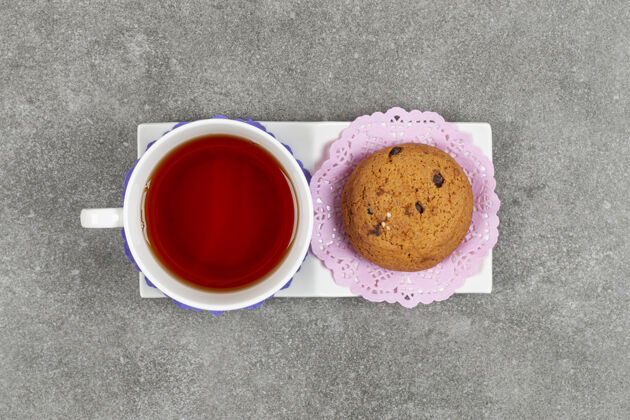 饼干在白碟子上放一杯茶和饼干食物美食糕点