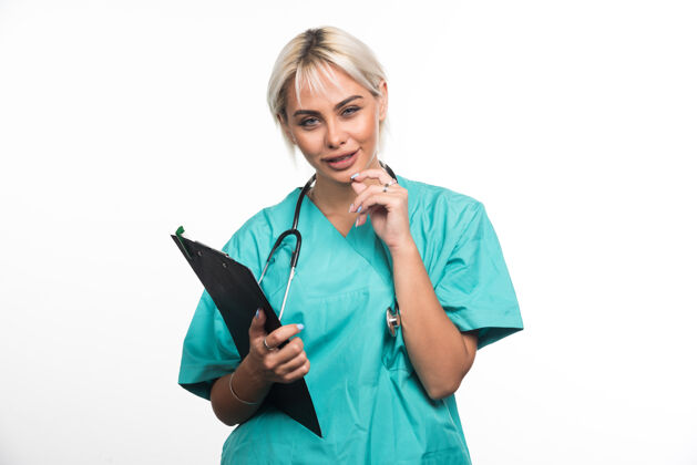 人类女医生拿着剪贴板在白色的表面思考女士女性工作