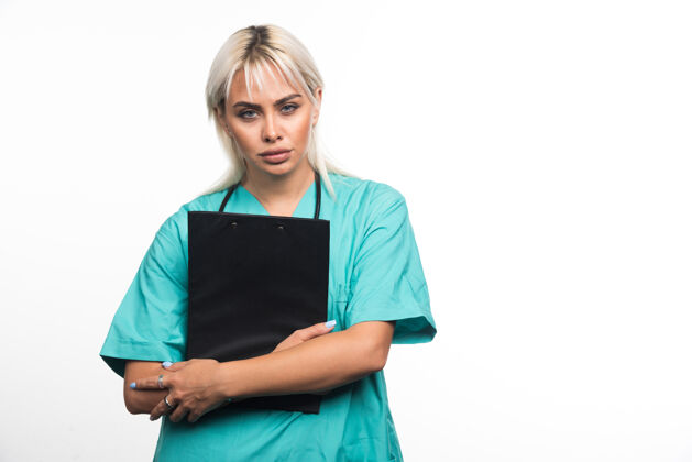 医疗女医生拿着写字板在白色的表面上看着很严肃医院医生成人