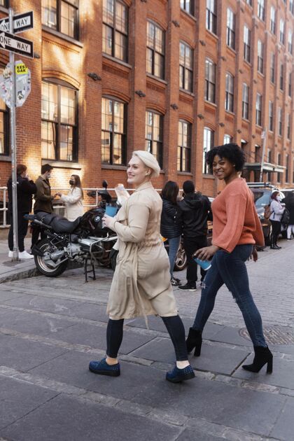 纽约全镜头过马路的女人城市旅行全镜头