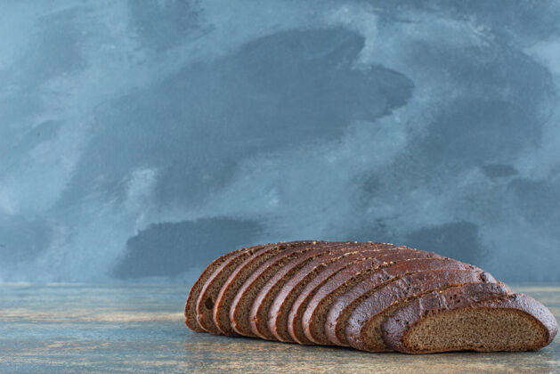营养大理石背景上的棕色面包片棕色切割产品