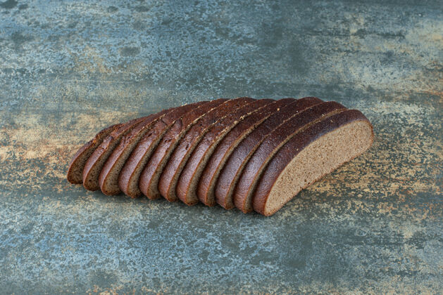 烹饪大理石背景上的棕色面包片面包面包房美味