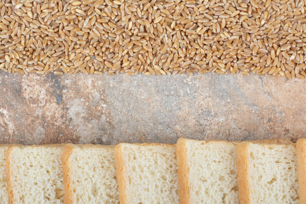 吐司大理石背景上有大麦的白吐司片自制面包种子
