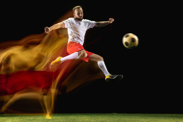 衣服年轻的高加索男子足球或足球运动员在运动装欢呼比赛运动