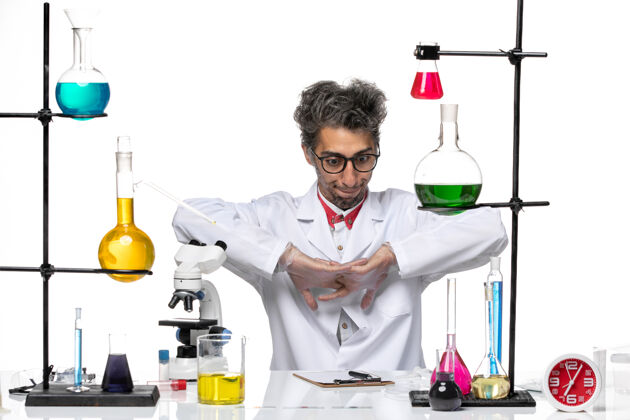 观点正面图身着白色医疗服的中年化学家正在准备工作科学医学技术人员
