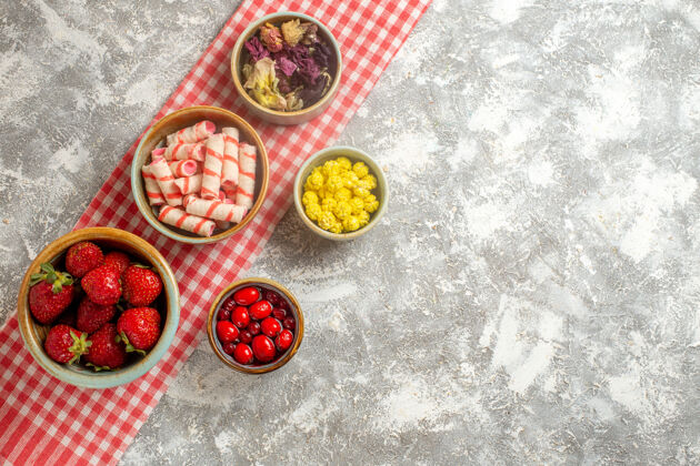 传统的顶视图新鲜的红色草莓与糖果的白色表面浆果新鲜糖果水果浆果新鲜的红色草莓观点