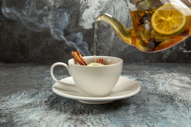 咖啡茶壶与茶壶倒在茶杯上 茶道上黑漆漆的早晨杯子茶碟倒