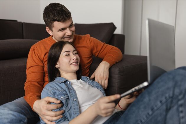 科技带平板电脑的中枪情侣男人视频通话家庭