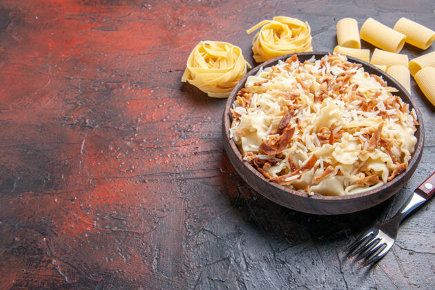 豆芽前视图切碎的熟面团和米饭在黑暗的表面上 菜面团奶酪美味午餐