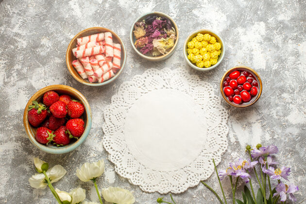 胡椒顶视图新鲜的红色草莓和糖果的白色表面颜色浆果糖果食物菜肴水果