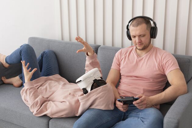 技术老婆和老公在家玩电子游戏享受虚拟现实游戏
