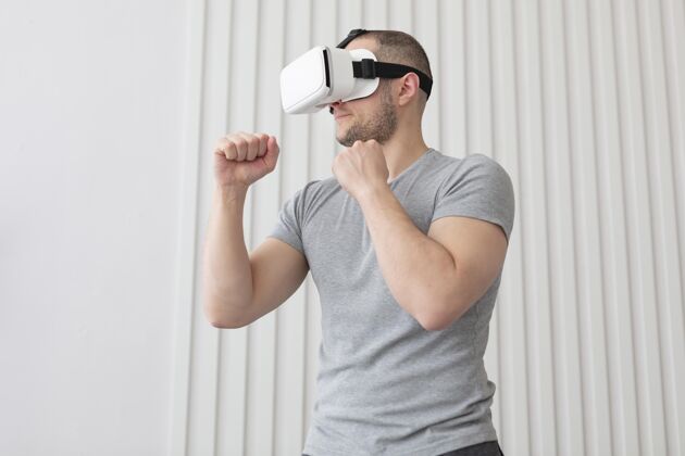 视频游戏戴着虚拟现实护目镜玩电子游戏的年轻人虚拟技术控制台
