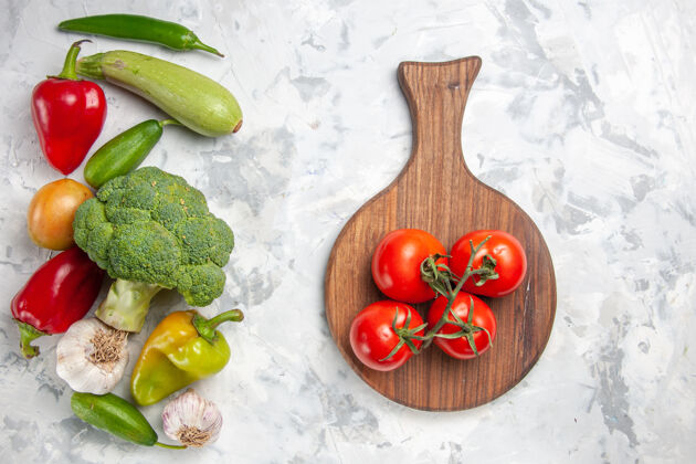 生的顶视图新鲜西兰花蔬菜白色餐桌健康饮食色拉颜色黄瓜蔬菜蔬菜