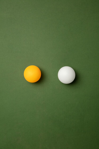网球明亮的乒乓球 乒乓球绿色背景上的专业运动设备娱乐球设备