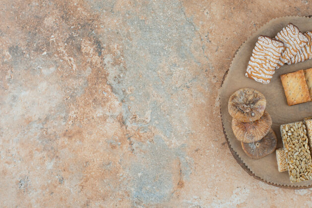 美味一块装满甜饼和花生脆饼的木板木材食品干燥