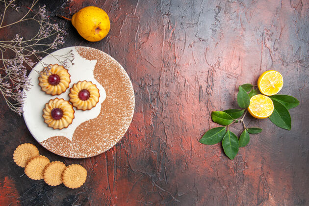 果汁俯瞰图美味的小饼干和水果在黑暗的桌子蛋糕甜饼干糖柑橘多汁食物