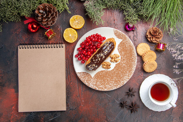 顶俯瞰美味的巧克力与茶和浆果在黑暗的桌子上甜甜的蛋糕派甜点甜点菜肴午餐