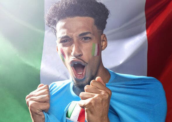 足球联赛手持意大利国旗的欢呼者比赛人意大利