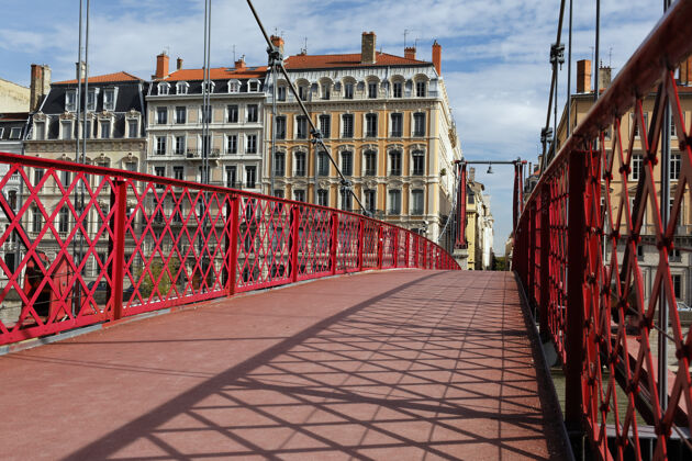 全景在里昂红色人行天桥上天空全景建筑